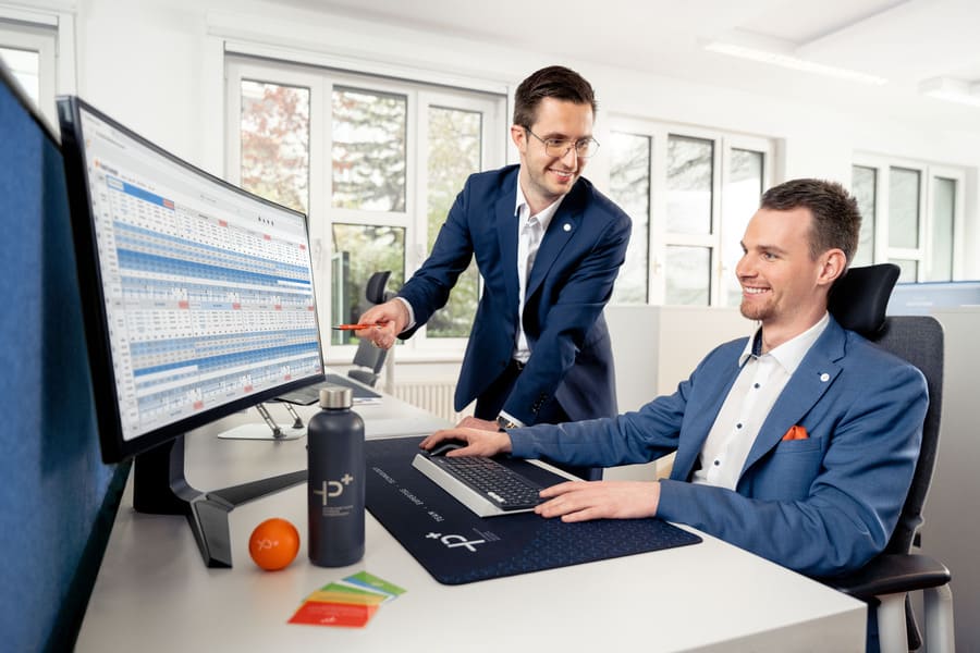 Zwei HotelPartner Revenue Management Experten bei der Optimierung für die Partnerhotels.